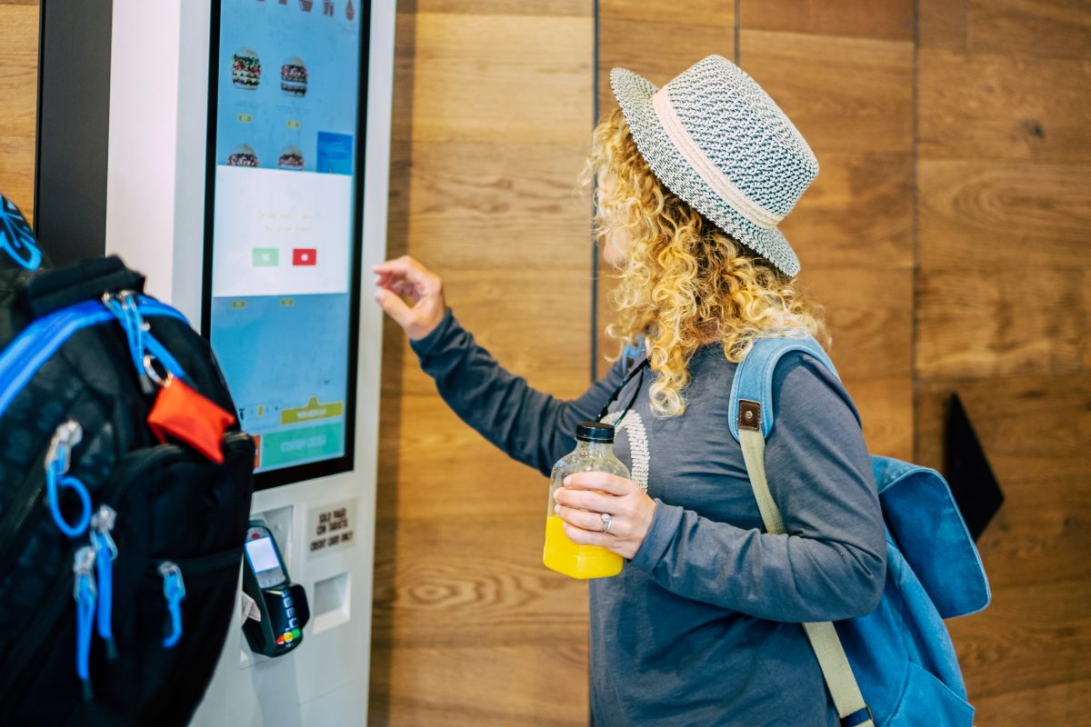 Woman,Make,Food,Order,In,Modern,Display,At,Fast,Food